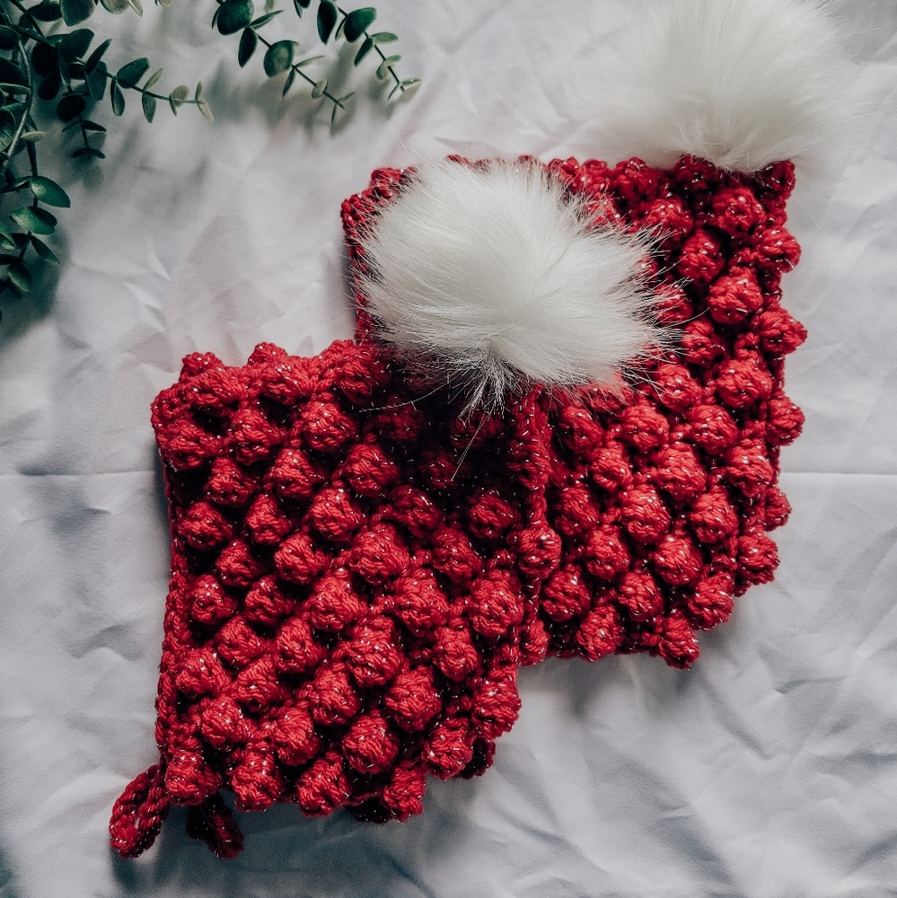 Bobble bonnets in red Tinsel